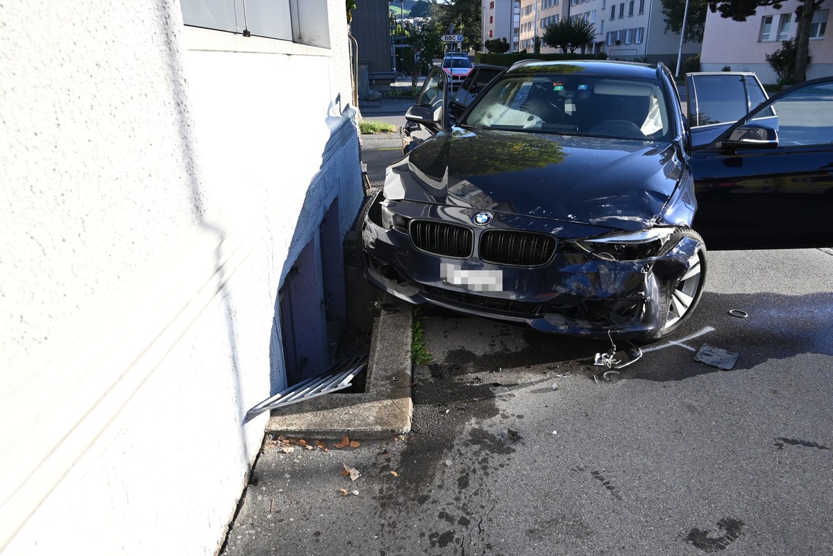 Am Samstagabend (12.09.2026) ist es auf der Kreuzung Hirschenstrasse/Quellenhofstrasse zu einem Unfall zwischen zwei Autos gekommen. Dabei wurden drei Personen erheblich verletzt und von der Rettung i ...
