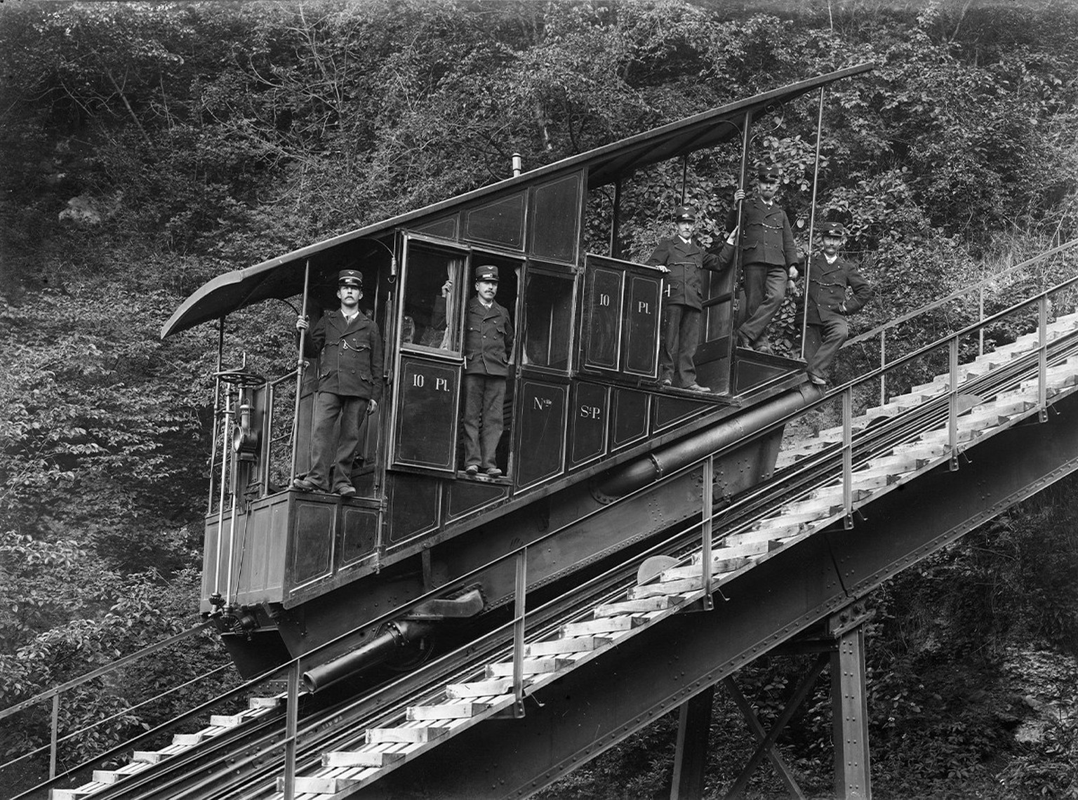 Angestellte der Standseilbahn, kurz nach deren Eröffnung, um 1900.
https://bcufr.swisscovery.slsp.ch/permalink/41SLSP_BCUFR/13cv4r8/alma991000789139705509
