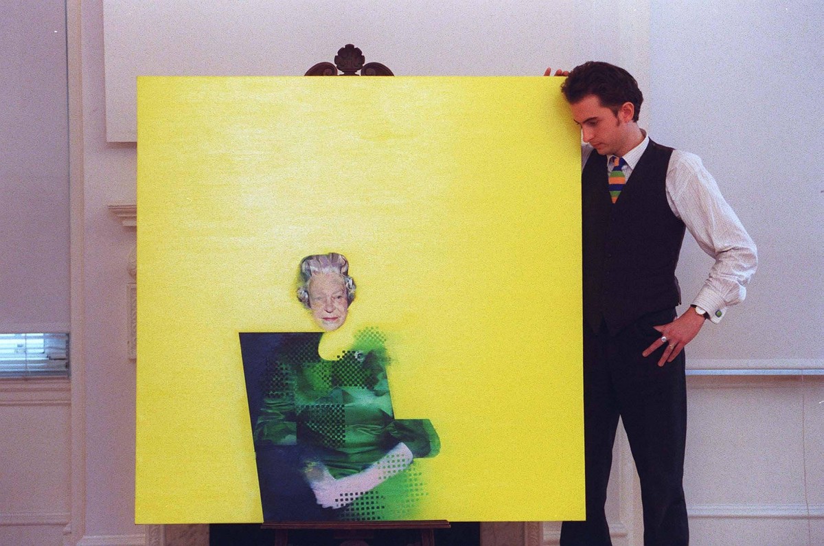 JUSTIN MORTIMER British Artist With his portrait of HM Queen Elizabeth II, commissioned by the Royal Society of Arts. COMPULSORY CREDIT: UPPA/Photoshot Photo UDW 014225/A-34 13.01.1998 JUSTIN MORTIMER ...