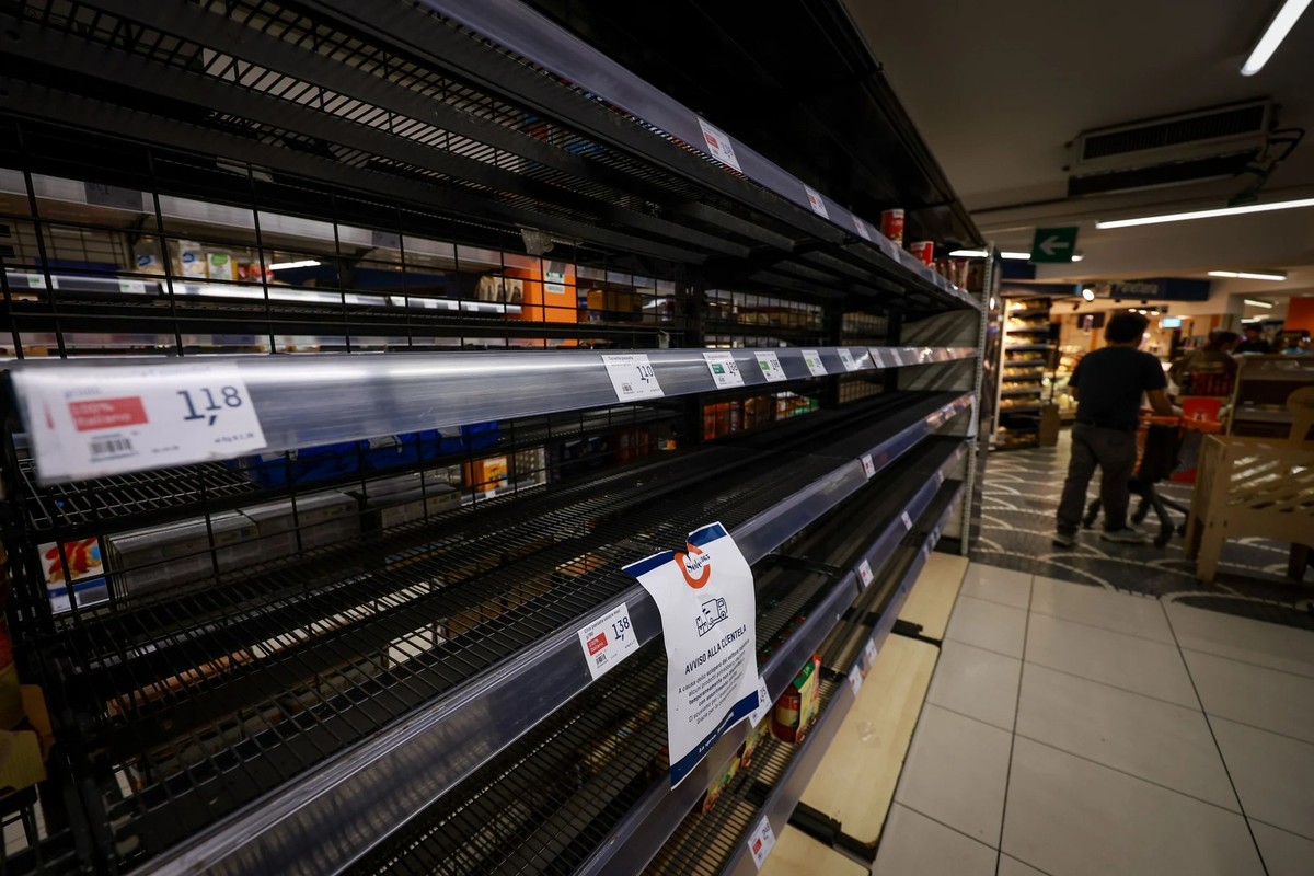 Une étagère vide dans un supermarché de Naples. La crise d'approvisionnement n'épargne personne.