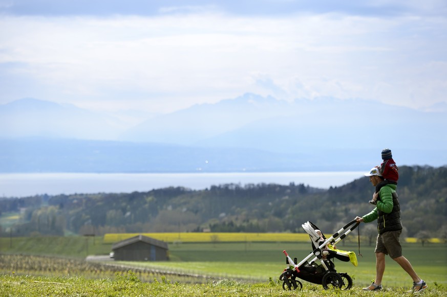 ARCHIV ? ZU DEN THEMEN AN DER HERBSTSESSION DER EIDGENOESSISCHEN RAETE VON HEUTE DONNERSTAG, 19. SEPTEMBER 2019, STELLEN WIR IHNEN FOLGENDES BILDMATERIAL ZUR VERFUEGUNG - Un homme et ses deux enfants  ...