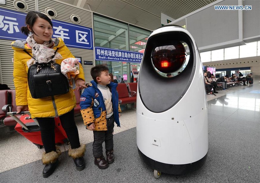 Robocop in China – erster Polizei-Roboter patrouilliert in Bahnhof von Zhengzhou