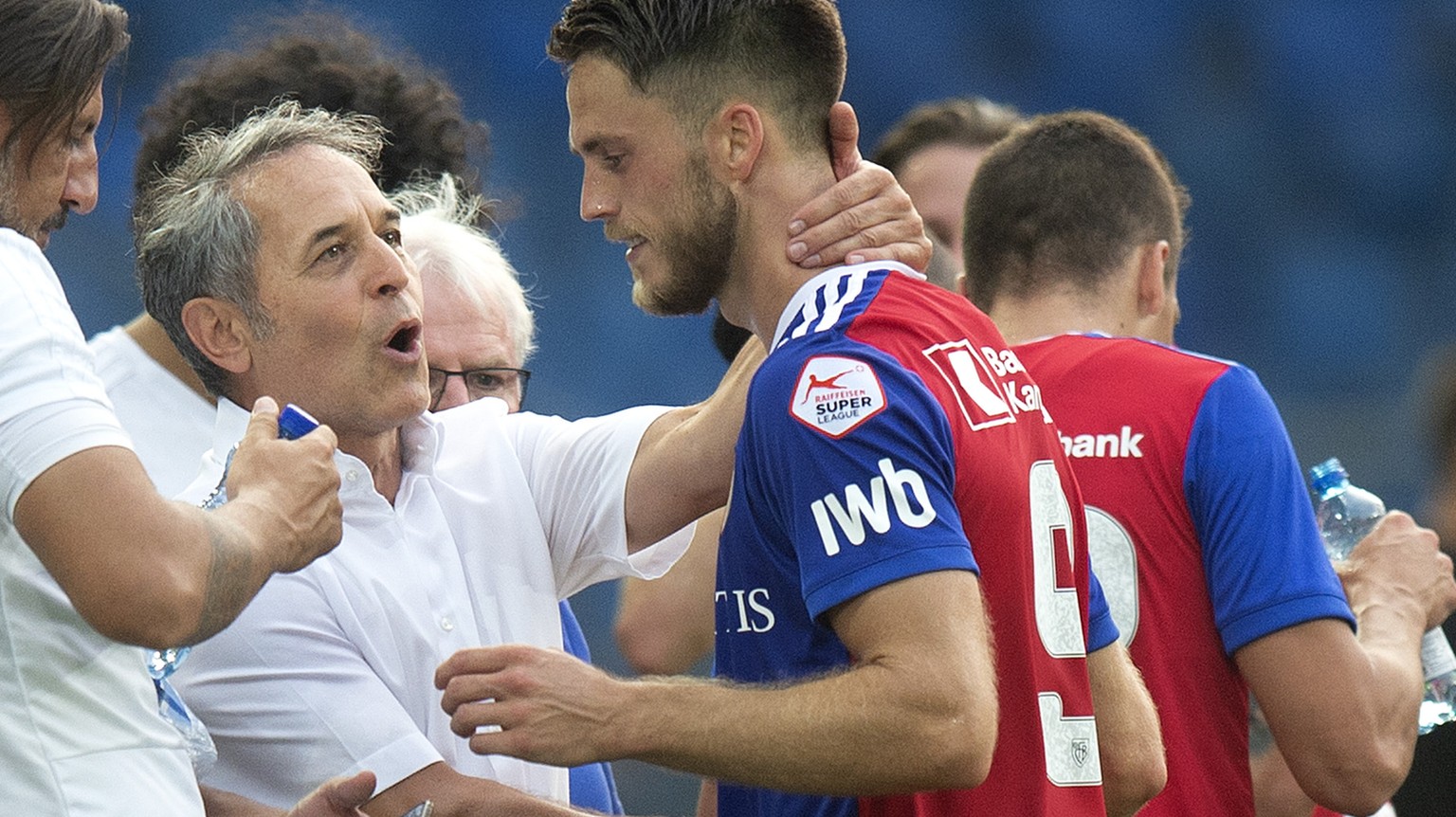 Basels Trainer Marcel Koller gratulier Ricky van Wolfswinkel zu seinem Treffer zum 4:0 beim Fussballspiel der Super League FC Basel gegen den Grasshopper Club Zuerich, am Samstag, 4. August 2018 im St ...