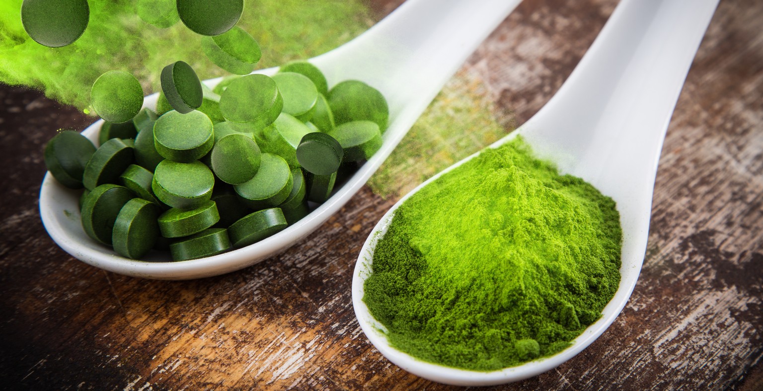 Pulver oder Pille: Das Nahrungsergänzungsmittel Chlorella.&nbsp;