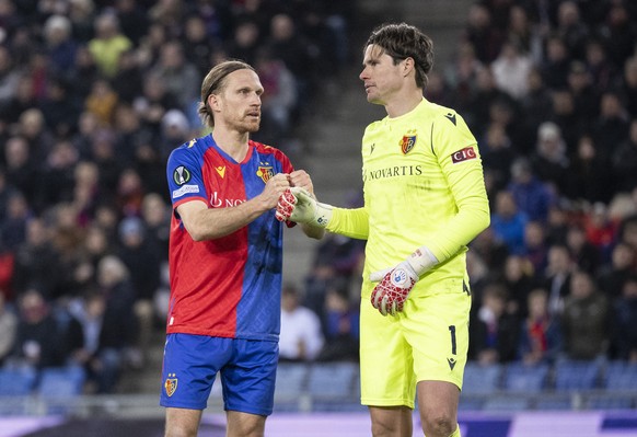 Basel&#039;s Michael Lang, left, reacts with Goalkeeper Marwin Hitz during the UEFA Conference League soccer match between Switzerland&#039;s FC Basel 1893 and OGC Nice of France at the St. Jakob-Park ...