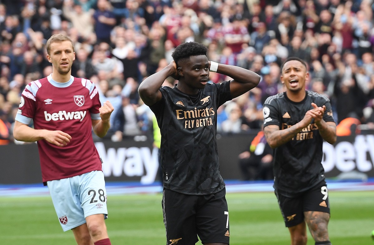 epa10575650 Arsenal's Bukayo Saka reacts after missing a chance to score from the penalty spot during the English Premier League soccer match between West Ham United and Arsenal London in London, ...
