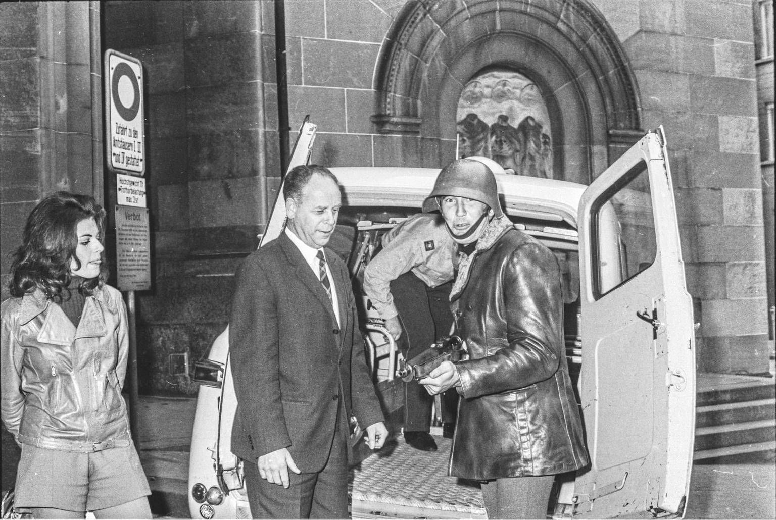 Friday, November 15 is a scheduled day off. James Bond, accompanied by the Israeli Bond girl Helena Ronee, visits &quot;his colleagues&quot; (&quot;Blick&quot;) from the Zurich city police at the Uran ...