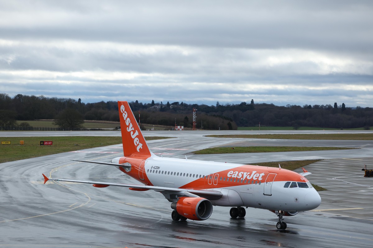 epa11858405 An easyJet plane lands at London Luton Airport in Luton, Britain, 28 January 2025. Britain's Chancellor of the Exchequer, Rachel Reeves, is expected to support airport expansion at Lu ...