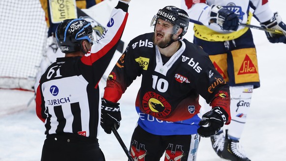 Schiedsrichter Micha Hebeisen zeigt eine Strafe gegen Berns Tristan Scherwey an, im Eishockey Meisterschaftsspiel der National League zwischen dem SC Bern und dem EV Zug, am Samstag, 2. November 2019  ...