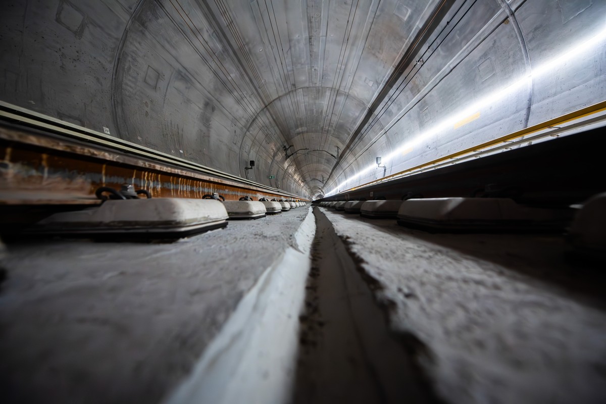 Sanierungsarbeiten im Gotthard-Basistunnel, aufgenommen am Freitag, 24. Mai 2024, bei Faido. Bei der Entgleisung eines Gueterzuges am 10. August 2023, wurde die Gleisanlage sowie ein Spurwechseltor im ...