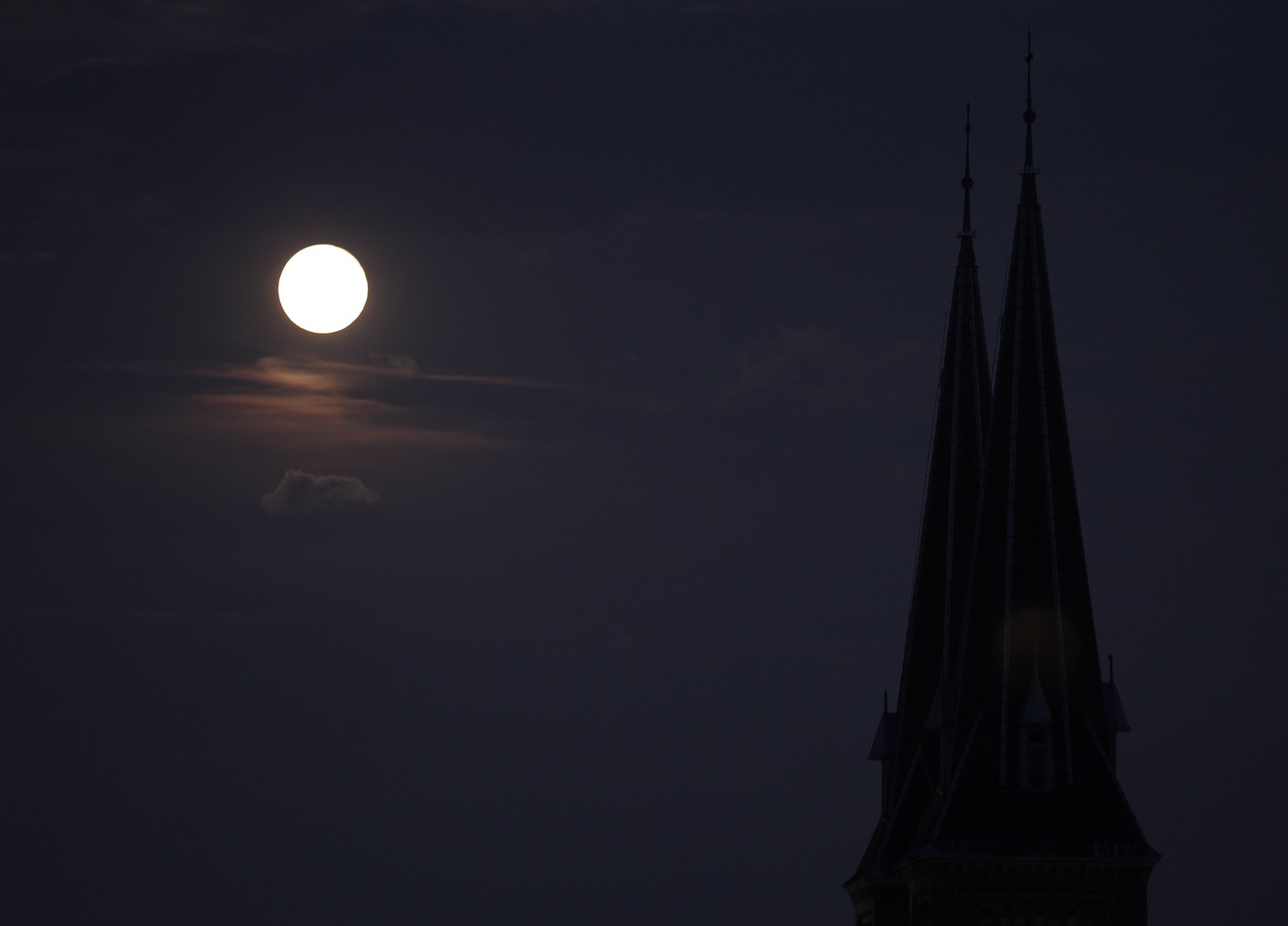 Der Supermond über der Familienkirche in Wien am 9. September 2014. 