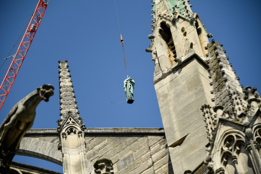 16 Kupferstatuen Notre Dame
https://www.la-croix.com/Culture/statues-Notre-Dame-Paris-envolent-etre-restaurees-2019-04-11-1301015118