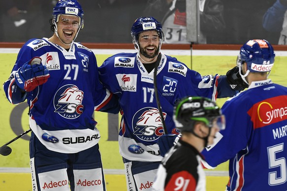 Die Zuercher mit Torschuetze Roman Wick, links, und Ryan Shannon, rechts, jubeln nach dem 2-1 Siegestreffer beim Eishockeyspiel der Nationalleague A ZSC Lions gegen den HC Ambra-Piotta im Hallenstadio ...