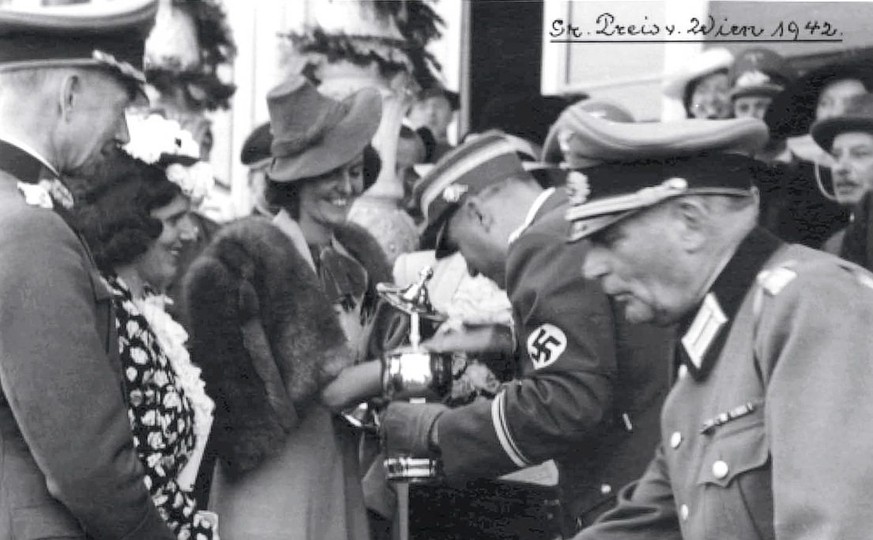Freude herrscht! Ein Rennpferd der Gräfin Margit von Batthyany (mit Hut und Pokal) hat irgendwas gewonnen. 1942 in Wien.<br data-editable="remove">