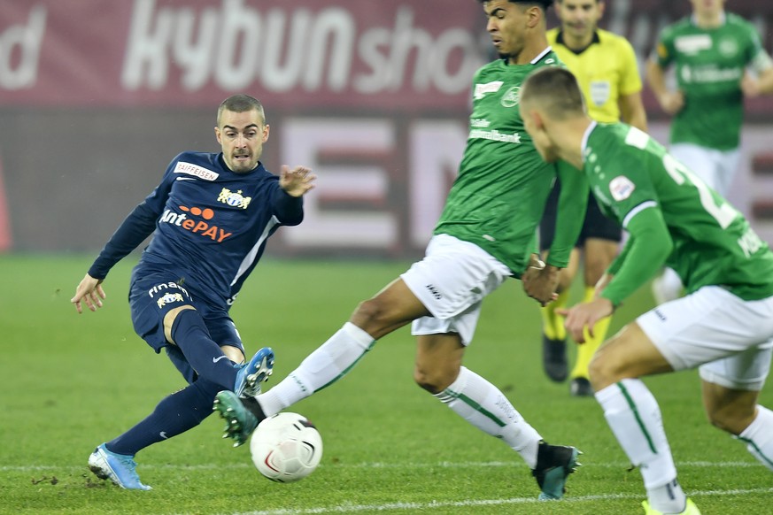 Der Zuercher Marco Schoenbaechler schiesst das 0-1 fuer den FCZ beim Fussballspiel der Super League FC St. Gallen gegen den FC Zuerich in St- Gallen am Samstag, 14. Dezember 2019. (KEYSTONE/Walter Bie ...