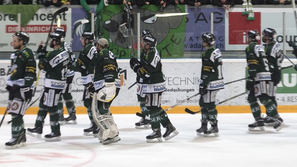 Die Oltener feiern mit den Zuschauern ihren Sieg nach dem zweiten Playoff-Finalspiel der Eishockey Swiss League zwischen dem EHC Olten und den SC Rapperswil-Jona Lakers in der Eishalle Kleinholz in Ol ...