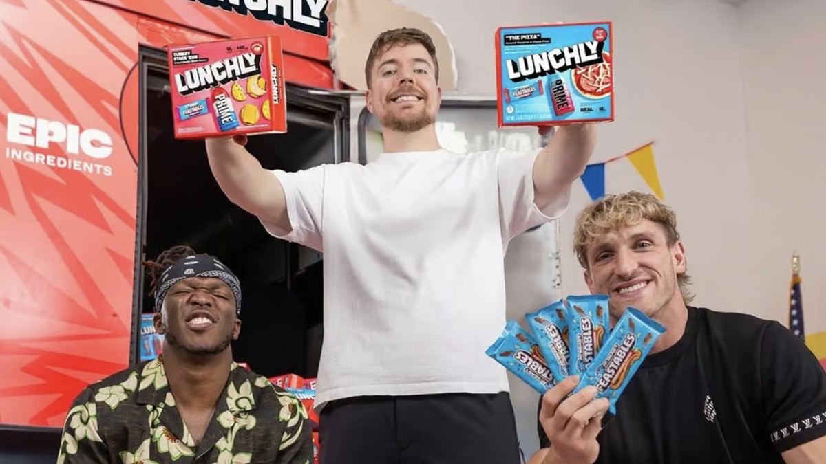 Die YouTuber Logan Paul und KSI geben eine Partnerschaft zwischen ihrer Getränkemarke Prime Hydration und der Feastables-Schokoriegellinie von MrBeast bekannt. (Sept. 2024)