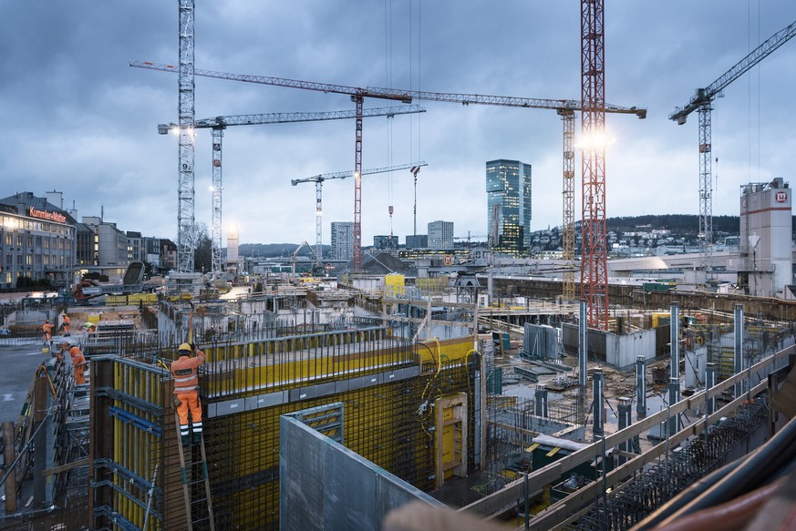 ZUM THEMA BAUTAETIGKEIT IM KANTON ZUERICH STELLEN WIR IHNEN HEUTE, DONNERSTAG, 15. FEBRUAR 2018, FOLGENDES BILDMATERIAL ZUR VERFUEGUNG --- Construction cranes rise into the sky at the construction sit ...