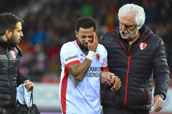 Sion, 04.11.2017, Football Raiffeisen Super League, FC Sion - FC Zurich, Carlitos (FC Sion 10) with Roberto Campini (FC Sion Doctor)