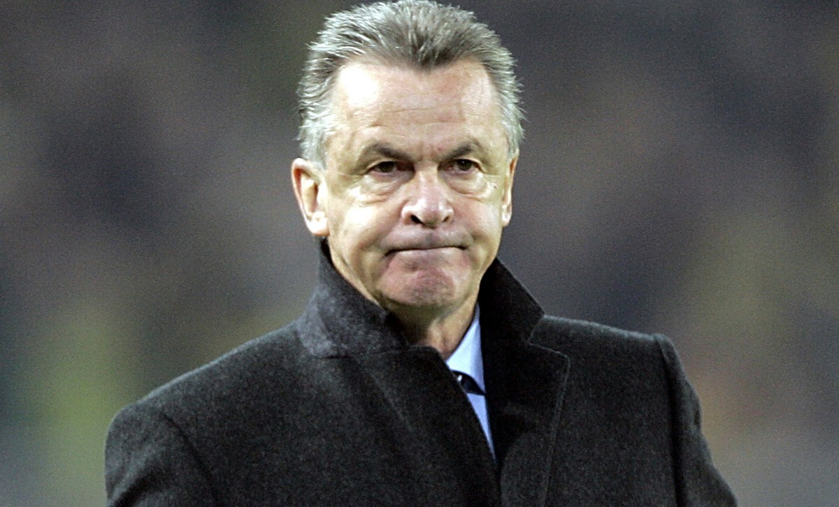 Munich's coach Ottmar Hitzfeld reacts during the German first division Bundesliga soccer match between Borussia Dortmund and Bayern Munich in Dortmund, Germany, on Sunday Oct.28,2007. (AP Photo/F ...