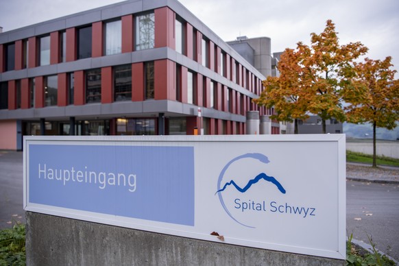 Das Spital Schwyz am Mittwoch, 14. Oktober 2020. Seit zehn Tagen nimmt die Zahl der Corona-Ansteckungen im inneren Kantonsteil rasant zu, teilte das Spital am Mittwoch mit. Mittlerweile seien 30 bis 4 ...