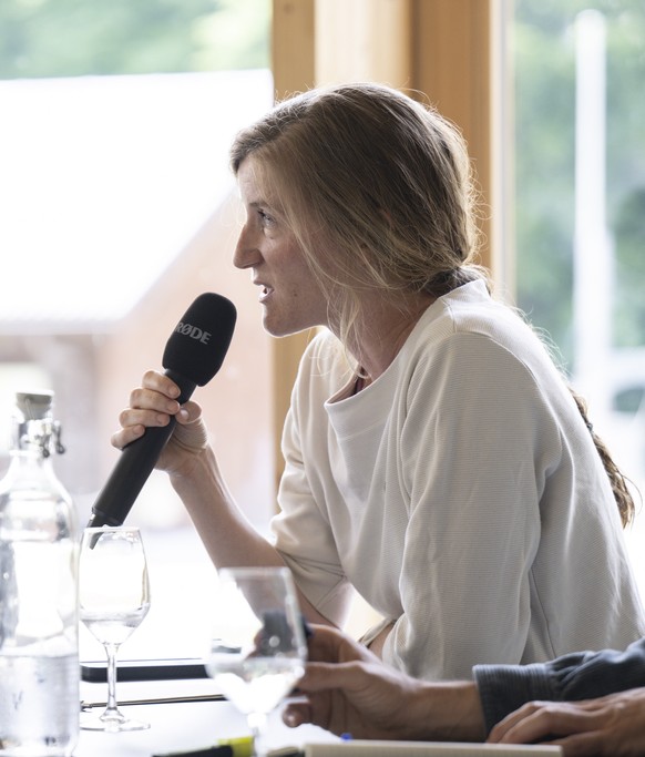 Luc Leumann, Koordinator Bundespolitik VCS Verkehrs-Club der Schweiz, links, und Eva Goldmann, WWF Schweiz, sprechen an der Lancierung eines Masterplans gegen die Klimakrise, am Dienstag, 3. Juni 2025 ...