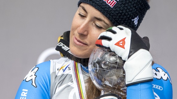 Sofia Goggia, left, from Italy reacts after the overall Downhill winning after the downhill race at the FIS Alpine Ski World Cup in Courchevel, France, March 16, 2022. (KEYSTONE/Urs Flueeler)