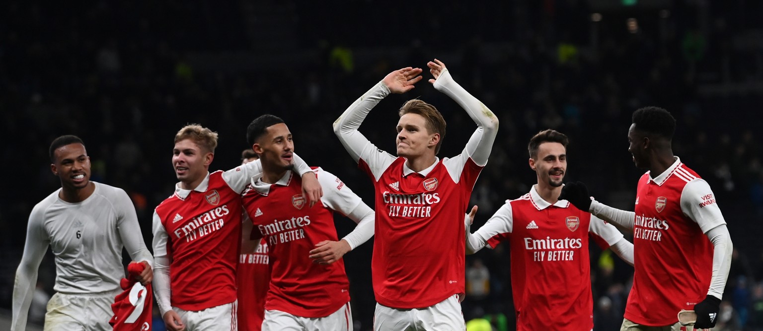 epa10407523 Players of Arsenal celebrate after the English Premier League soccer match between Tottenham Hotspur and Arsenal London in London, Britain, 15 January 2023. EPA/Neil Hall EDITORIAL USE ONL ...