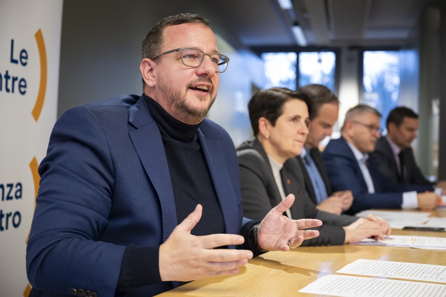 Philipp Matthias Bregy, Fraktionspraesident Die Mitte-Fraktion und Nationalrat (VS), links, spricht neben Yvonne Buergin, Vizepraesidentin Die Mitte Schweiz und Nationalraetin (ZH), Gerhard Pfister, P ...