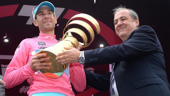 epa05336504 Italian rider of Astana Team Vincenzo Nibali receives the trophy from Giro director Mauro Vegni (R) after winning the Giro d&#039;Italia 2016 cycling race following the 21st and last stage ...