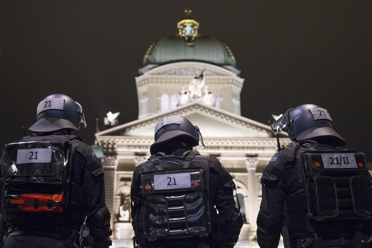 Polizisten beobachten das Bundeshaus und den Bundesplatz, am Samstag, 10. Oktober 2015 in Bern. Die Polizei hat am Samstagabend in Bern mit einem massiven Aufgebot einen unbewilligten &quot;Antifaschi ...