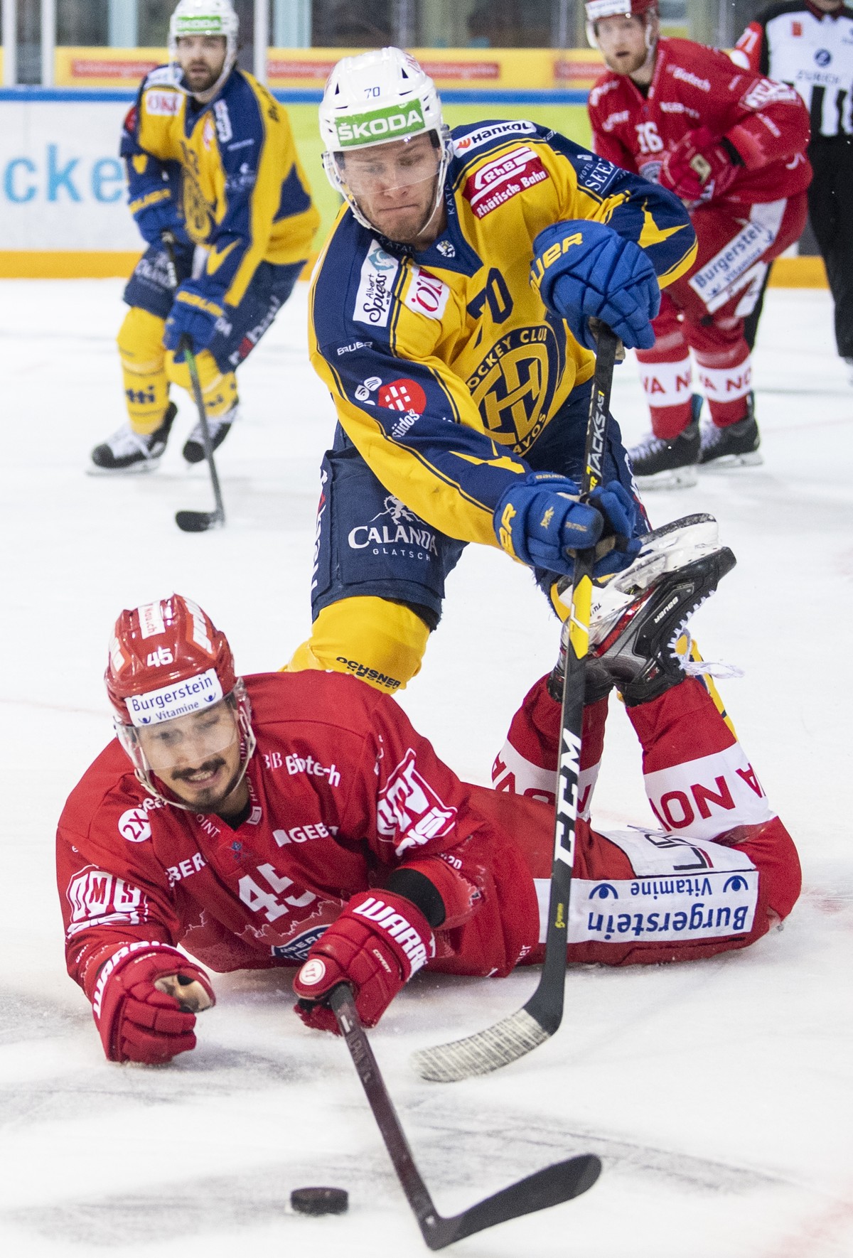 Rapperswils Jorden Gaehler, unten kaempft um den Puck gegen Davos' Enzo Corvi, oben, im Eishockeyspiel der National League zwischen den Rapperswil-Jona Lakers und dem HC Davos am Freitag, 1. Nove ...