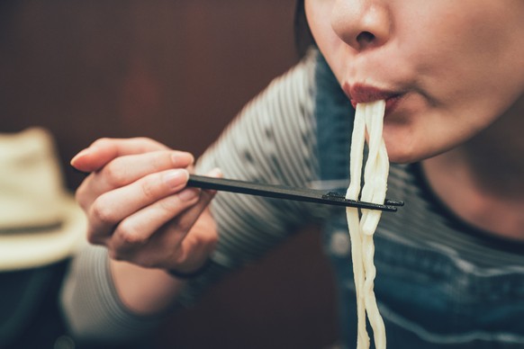 Multitasking beim Essen: Asiatische Menschen und Menschen, die viel asiatisch essen, können das. Ich nicht.