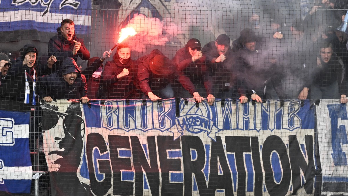 Lars Villiger (FCL), rechts, und Team bejubeln das 1-1 mit Fans, im Fussball Meisterschaftsspiel der Swiss Super League zwischen St. Gallen, FCSG, und Luzern, FCL, vom Montag, 1. April 2024 in Kybunpa ...