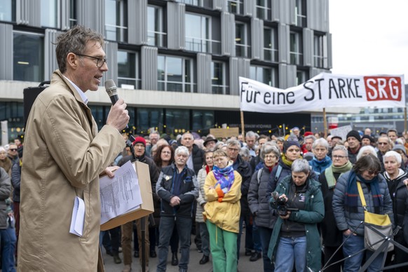 Rajan Autze, publizistischer Leiter SRF, spricht vor einigen hundert Menschen, die mit Plakaten fuer einen starken Wissenschaftsjournalismus bei der SRG demonstrieren, in Basel, am Samstag, 22. Februa ...