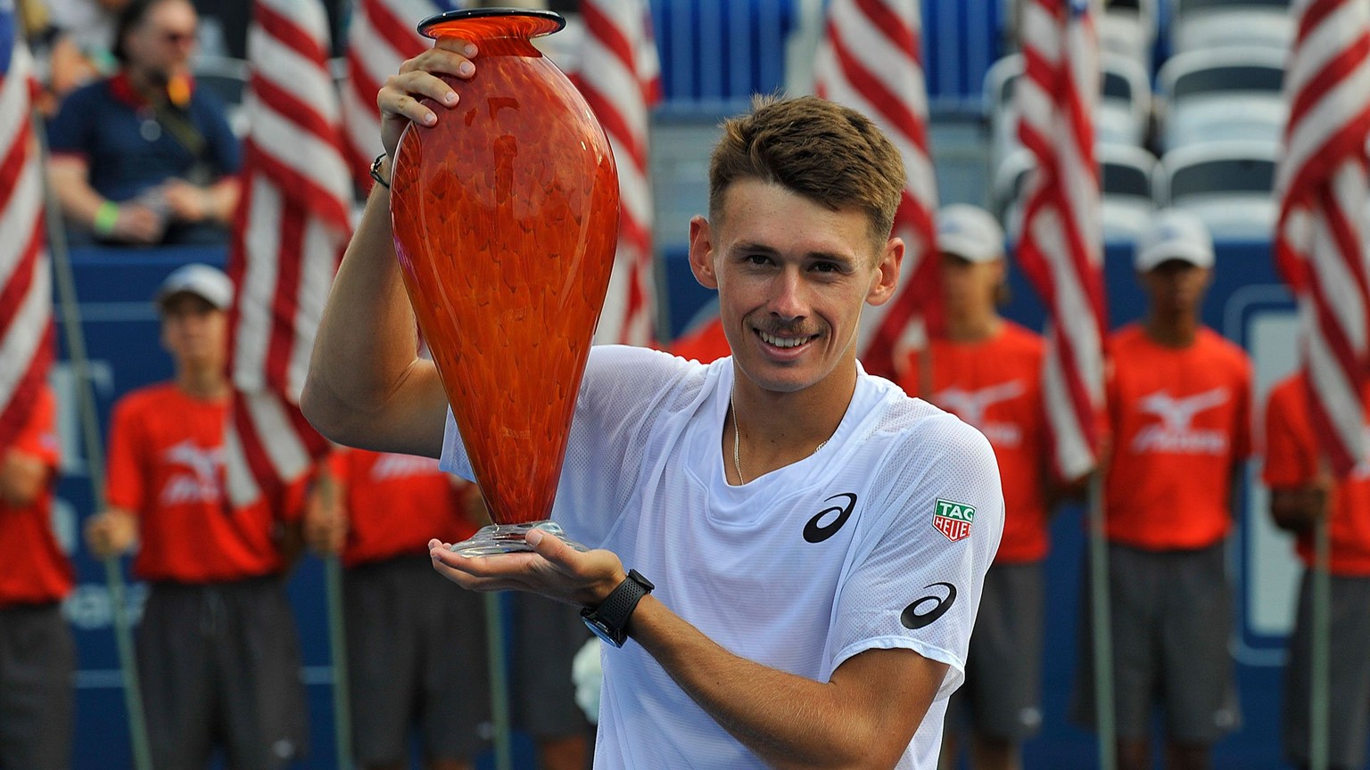 Mit Schnauz und Vase – Alex De Minaur freut sich über seinen zweiten ATP-Titel.