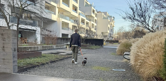 Hund Max mit seinem mutmasslichen Dieb, 28. November 2025. Glattpark