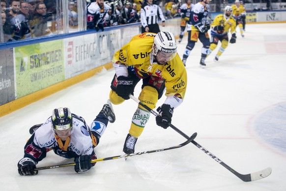 Zugs Santeri Alatalo, links, im Spiel gegen Berns Simon Moser, rechts, im vierten Eishockey Playoff-Finalspiel der National League zwischen dem EV Zug und dem SC Bern, am Donnerstag, 18. April 2019, i ...