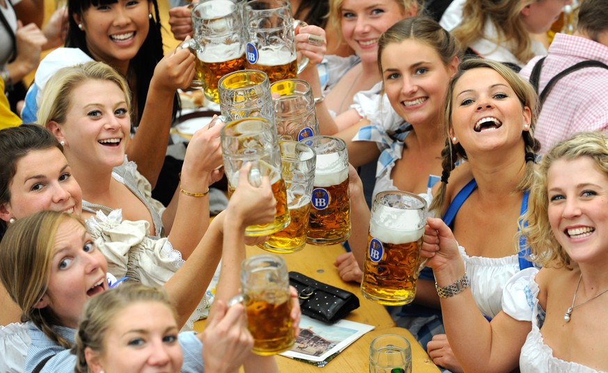 ARCHIV - 18.09.2010, Bayern, Muenchen: Junge Frauen trinken in einem Festzelt auf dem Oktoberfest Bier. (KEYSTONE/picture alliance/dpa)