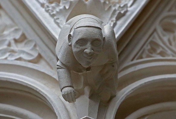 26.10.2018, Nordrhein-Westfalen, Koeln: Eine Steinfigur, die Papst Franziskus darstellt, haengt ueber dem Haupteingang zum Koelner Dom. Die kleine Statue ist vor kurzem neu dazugekommen, weil eine fru ...