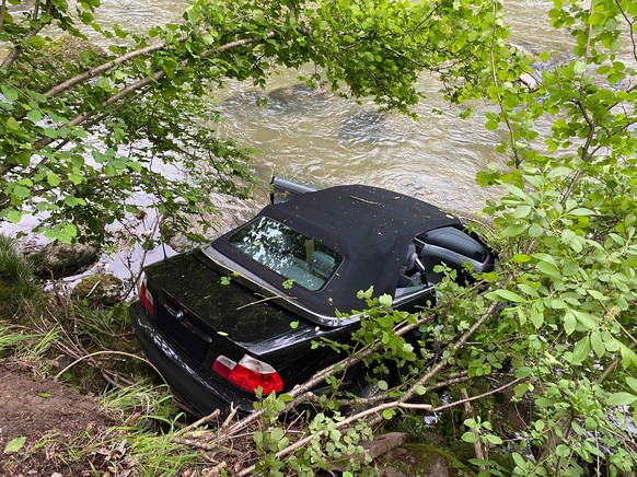 Ein Auto ist am 25. Mai 2023 in Neuheim ZG in einer Kurve von der Strasse abgekommen und in die Sihl gefahren. Der Autofahrer und die Beifahrerin wurden leicht verletzt.