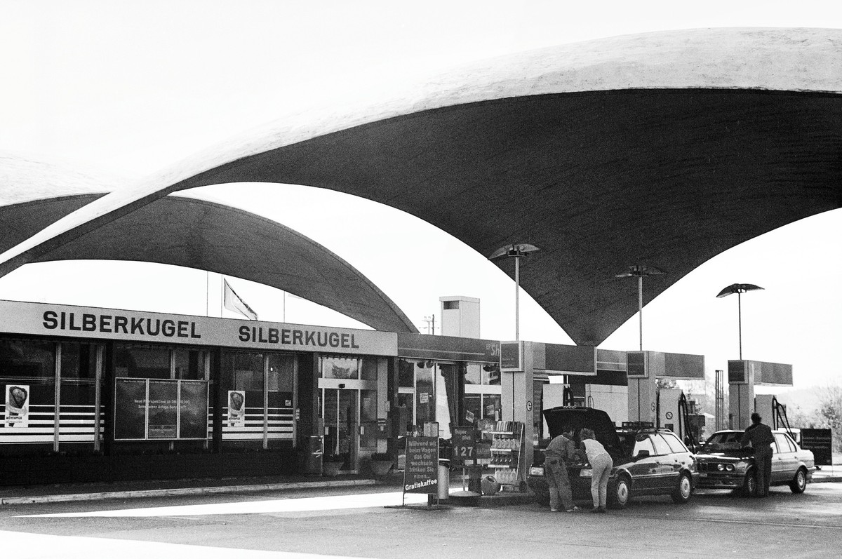 Die Autobahnraststaette Deitingen Sued 1968, an der A1 im Kanton Solothurn, mit dem markanten Betonschalendach des Ingenieurs Heinz Isler,