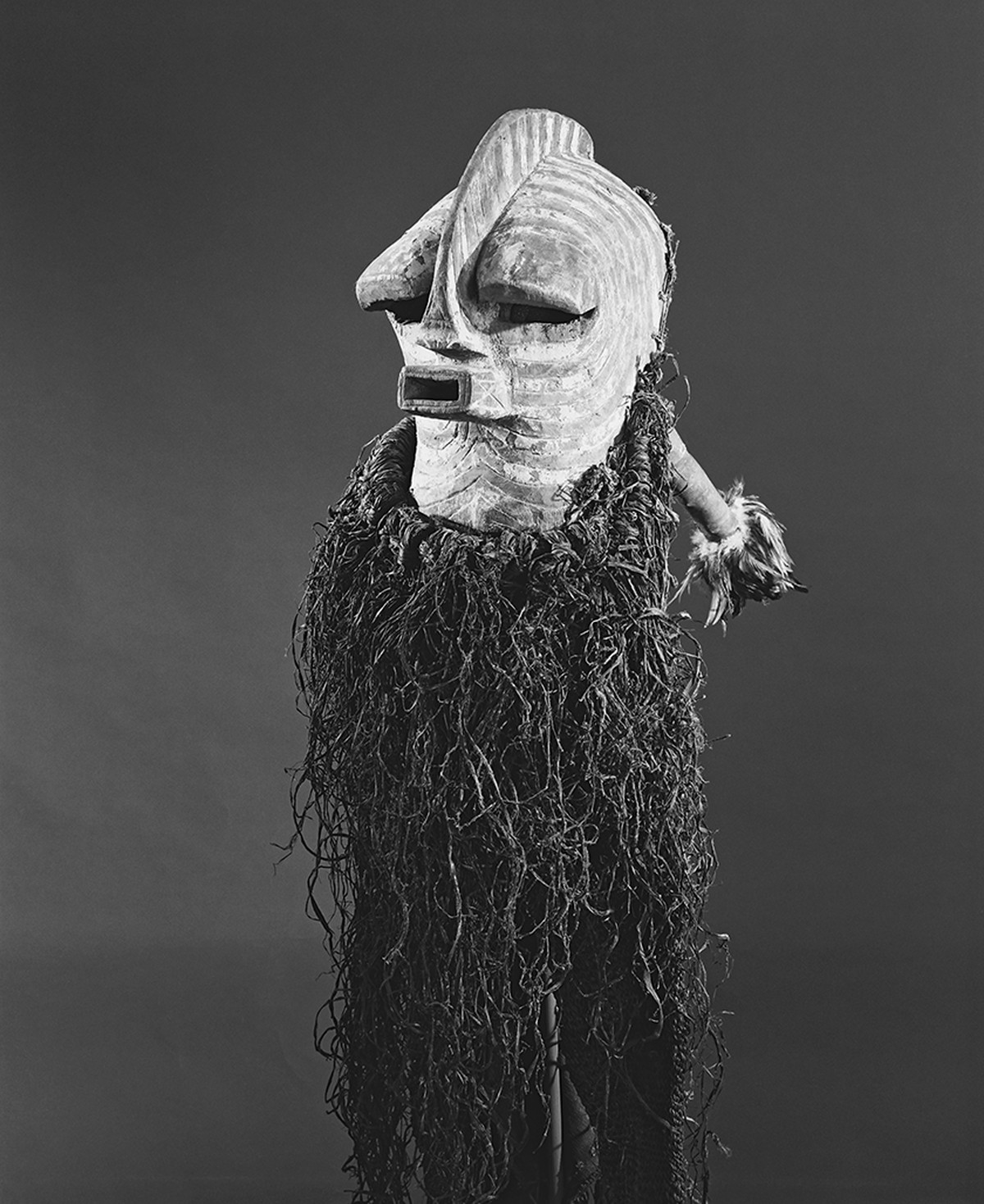 «Kilume» (Maske), undatiert, Kongo Kinshasa. Holz, Raphia. &nbsp;