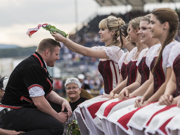 JAHRESRUECKBLICK 2016 - SPORT - Der Berner Matthias Glarner wird von einer Ehrendame zum neuen Schwingerkoenig gekroent am Eidgenoessischen Schwing- und Aelplerfest (ESAF) Estavayer2016 in Payerne, am ...