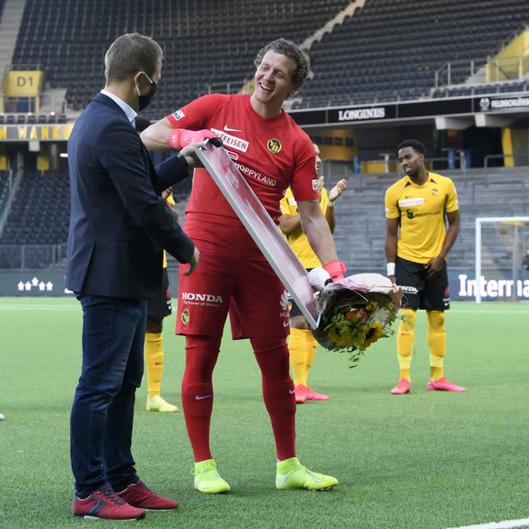 YB Sportchef Christoph Sycher, links, bei der Ehrung von YB Torhueter Marco Woelfli, rechts, im Fussball Meisterschaftsspiel der Super League zwischen dem BSC Young Boys und dem FC St. Gallen, im Stad ...