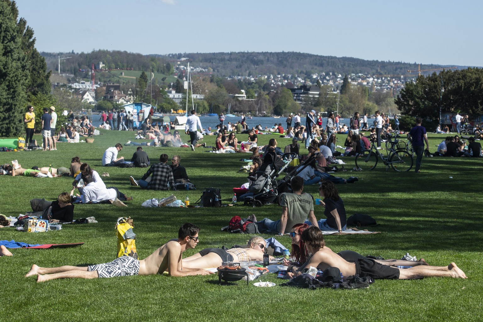 Menschen geniessen das warme Wetter am Zuerichsee, aufgenommen am Samstag, 20. April 2019 in Zuerich. (KEYSTONE/Ennio Leanza)