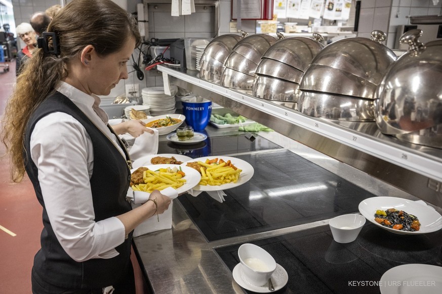 Eine Serviceangestellte im Kuechenbereich des Hotel Schweizerhof in der Stadt Luzern am Tag der offenen Hoteltueren am Sonntag, 24. Maerz 2024 in Luzern. Beim Tage der offenen Hoteltueren in der Stadt ...