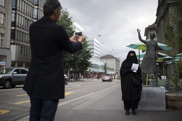 Der algerische Polit-Aktivist Rachid Nekkaz, links, und Karima im Niqab demonstrieren gegen das Burka-Verbot im Kanton St. Gallen, am Mittwoch, 3. Oktober 2018, in St. Gallen. Nekkaz sagt, er wolle de ...