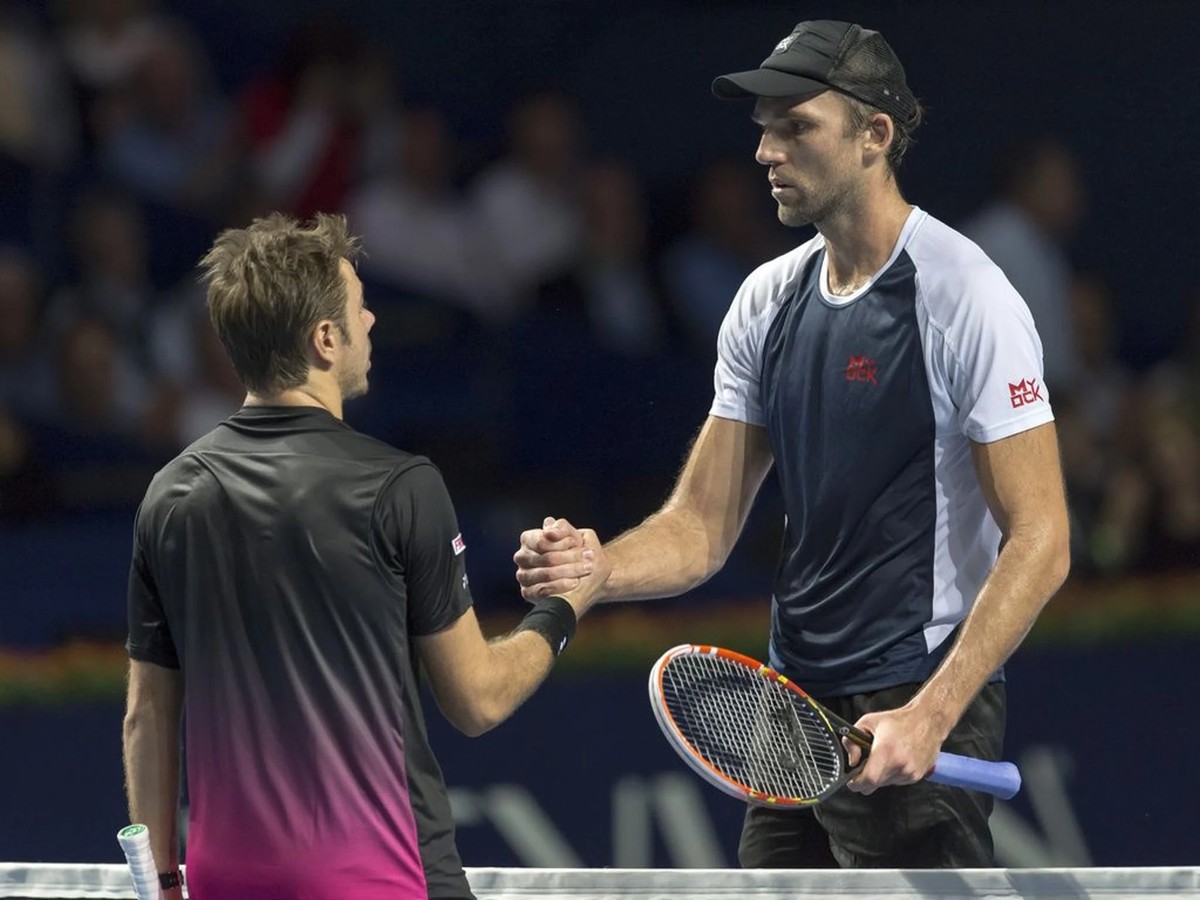 La différence de taille explique également pourquoi Stan Wawrinka ne parvient pas à contrer les puissants services d'Ivo Karlovic (2,11 mètres).