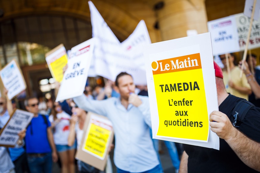 Des journalistes du groupe Tamedia Publications Romandes (Le Matin, 24heures, Tribune de Geneve et 20minutes) manifestent pendant une greve ce mercredi 4 juillet 2018 a Lausanne. Les journalistes de T ...